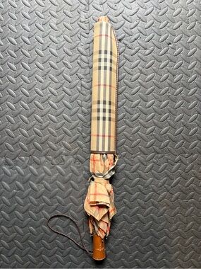 Vintage Burberry Umbrella with wooden handle and case